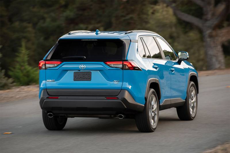 Photo of blue SUV taken from rear.